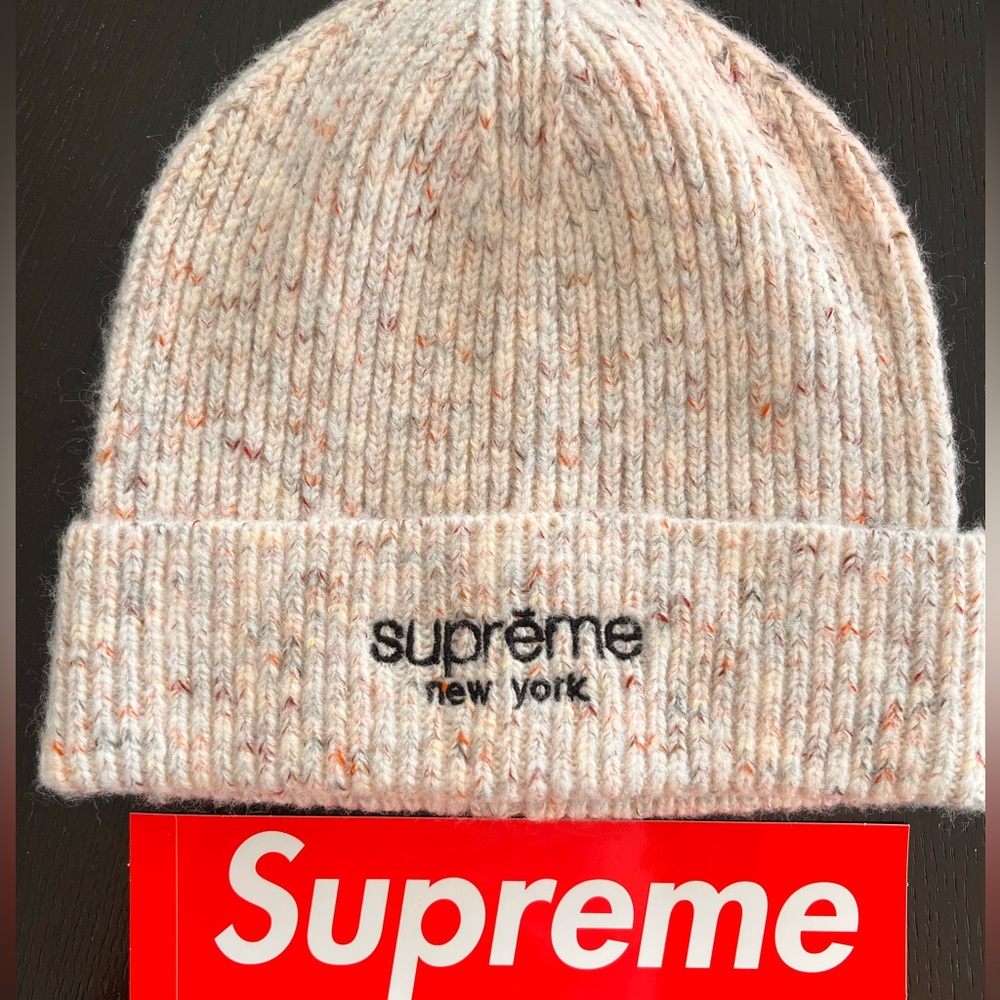 Supreme Classic Logo Ribbed Beanie / Touque